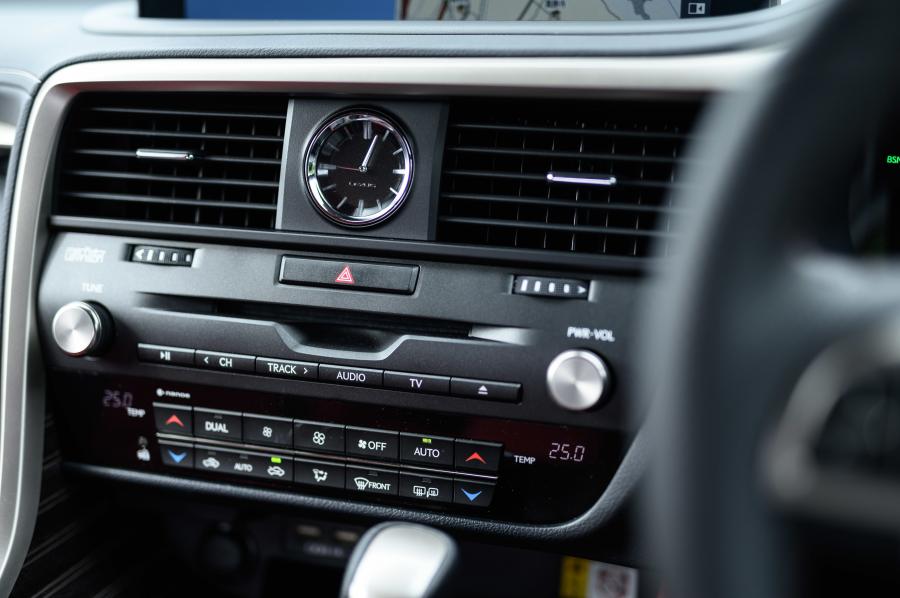 Детали интерьера Lexus RX450h 2019 года  (JP) (фото 17 из 26)